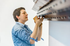 Leunora Salihu beim Aufbau Ihrer Arbeit „Chip, 2017“ im Museum Lothar Fischer.  Foto: Marcus Rebmann