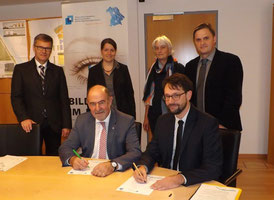Landrat Willibald Gailler unterzeichnet, im Beisein der Geschäftsführer der Regina GmbH, Werner Brandenburger und Michael Gottschalk, Kooperationsvereinbarung mit Transferagentur Bayern