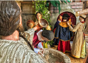 Jesus lädt im Hintergrund die künftigrn Jünger, die Johannes ihm geschickt hat, zum Nachmittagskaffee in sein Haus.