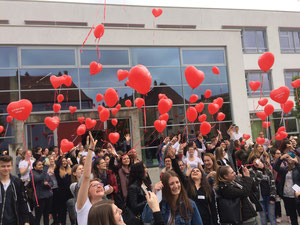 Vor der Mittelschule Weinberger Straße wurden 150 Luftballons um 12.50 Uhr von Schülern und Lehrkräften  in die Luft gelassen. Foto: Cornelia Schneck