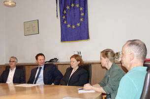 von links: Detlev Edelmann, Oberbürgermeister Thomas Thumann, Zweite Bürgermeisterin Gertrud Heßlinger, Annika Hampel, Ralf Frister  Foto: Dr. Franz Janka