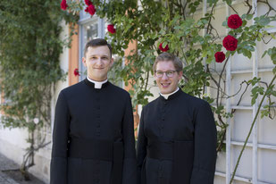 (von links) Michael Polster und Simon Heindl werden am Samstag, 24. Juni, in Eichstätt zu Diakonen geweiht. pde-Foto: Anika Taiber-Groh 
