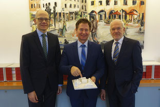  Prof. Dr. Niels Oberbeck, Oberbürgermeister Thomas Thumann, Prof. Dr. Michael Braun (von links)  Foto: Stephan Dierlamm/Stadt Neumarkt