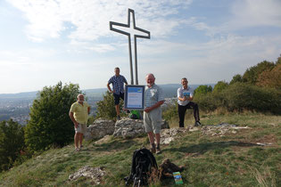 Freude über die Auszeichnung am Gipfelkreuz Wolfstein: Georg Ziegler, Andreas Schmidt, Michael Platzer und Rainer Seitz (von links) Foto: Dr. Franz Janka / Stadt Neumarkt