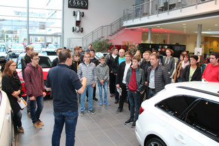 Interessierte junge Leute informierten sich bei Fischer Automobile in Neumarkt. Fotograf: Melanie Achhammer, Fischer Automobile GmbH