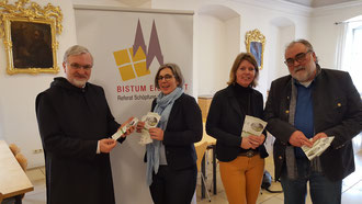 Bischof Hanke und das Umweltteam der Diözese Eichstätt mit dem Programmflyer des Studientages. pde-Foto: Bernhard Löhlein