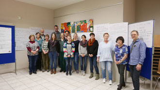 Die Teilnehmerinnen und Teilnehmer des Grundkurses „Generationen-MentorIn“ mit dem Referenten Thomas Distler. pde-Foto: Michael Schmidpeter
