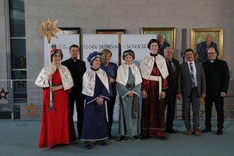 Vier Sternsinger aus Hausheim haben das Bistum Eichstätt bei der Bundeskanzlerin vertreten. pde-Foto: Anika Taiber-Groh