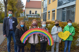 Pilsacher und Litzloher Kommunionkinder bei der Spendenübergabe an einen Klinikvertreter. Foto: Petra Fesch