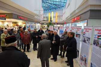 Die Eröffnung der Ausstellung im Neuen Markt. 