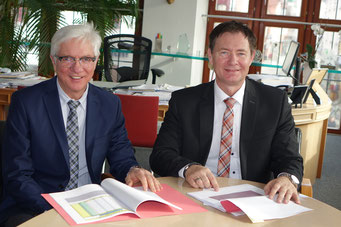 Alfred Frauenknecht und Oberbürgermeister Thomas Thumann freuen sich über die guten Zahlen, Foto: Franz Janka