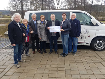 Spendenübergabe an den Vorsitzenden Hans Klebl (Mitte) mit einigen Spendern und Unterstützern des Vereins.   Foto: Heidi Rackl