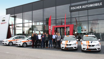 Die vier stolzen Abschlussbesten mit ihren Top-Azubi Autos bei der Schlüsselübergabe durch die Geschäftsführung. (Foto: Andreas Köllner)