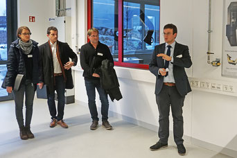 Anton Schmailzl (r.) vom Technologie Campus Parsberg-Lupburg präsentierte verschiedene Anlagen und Projekte des neuen Forschungsstandortes. (Foto: Schmid) 