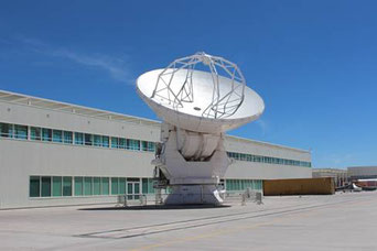 Foto: Joachim Siegert, Teleskop zur Wartung im OSF (operation support facility) in ca. 2900 m Höhe, vor dem Besucherzentrum