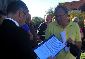 Bei der Übergabe der Unterschriftenliste an Sengenthals Bürgermeister Werner Brandenburger (Foto: Beate Meckler)