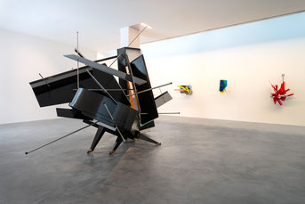Sebastian Kuhns “Polyrhythmic Walkabout” (vorne) und drei seiner sog. „Display Devices”  im Museum Lothar Fischer. Foto: Andreas Pauly