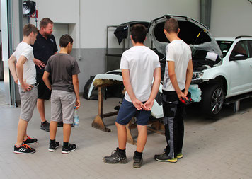 Die Schüler hinter den Kulissen von Fischer Automobile in Pilsach. Foto: Hannah Madry, Fischer Automobile GmbH