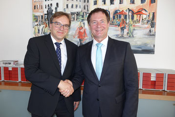 Foto: Oberbürgermeister Thumann (rechts) begrüßt Regierungsvizepräsident Reichert / Stadt Neumarkt - Franz Janka