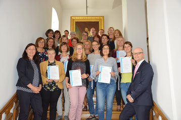 Foto: Die zertifizierten Lehrkräfte mit Bereichsleiter Thomas Unger (1.v.r.unten) / Regierung der Oberpfalz/Stühlinger