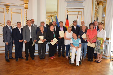  Regierungspräsident Axel Bartelt (2. Reihe, 3. v. r.) zusammen mit den Geehrten und Ehrengästen. Foto: Roth/Regierung der Oberpfalz 