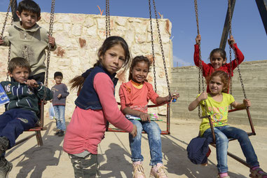 Flüchtlingskinder spielen im geschützten Innenhof des Kindergartens in Dekwaneh/Libanon