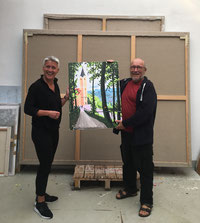 Angermann und Leicht halten das 2019 speziell für die Ausstellung geschaffene Werk „Maria Hilf“, Foto: Renate Angermann