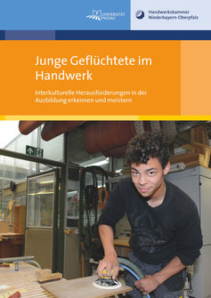 Die neue Broschüre der Handwerkskammer und der Universität Passau liefert Tipps im Umgang mit Azubis mit Flucht- und Migrationshintergrund.  Foto: HWK