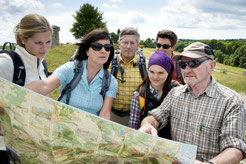 Michael Platzer in seinem Element beim Wandern mit jungen Leuten, Foto: Andreas Hub