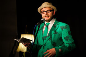  Moderation auf höchstem Niveau mit schrillen Outfits: Michael Jakob (Zirndorf) leitet den Neumarkter Poetry Slam. Fotograf: Valentin Olpp