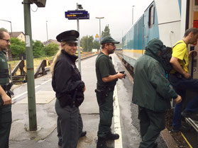 Einsatzkräfte steigen in einen Zug ein 