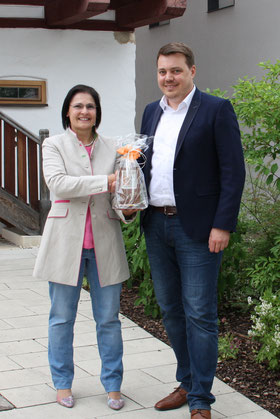 Foto (FAN): Vera Finn gibt den Vorsitz an Sebastian Schauer ab.