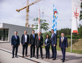 Gruppenbild anlässlich des Besuchs des Wirtschaftsministers Hubert Aiwanger bei der  Firmengruppe Max Bögl am 5. August 2019.  Foto: Firmengruppe Max Bögl 