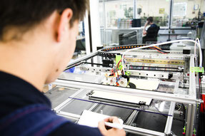 Technik hinterm Essen. Azubis in der Lebensmittelindustrie sind längst am 3D-Drucker aktiv. Die Gewerkschaft NGG weist auf freie Ausbildungsplätze in der Branche hin. Foto: NGG