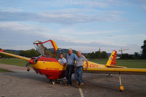 Foto: Flugsportvereinigung Neumarkt, Flugschüler Bene Schnuchel, Flugleiter Johann Wagner und Fluglehrer Egfried Trautenberg