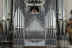 Organisten aus verschiedenen Ländern zeigen ihr Können bei den Samstagskonzerte an der Orgel des Eichstätter Doms. pde-Foto: Geraldo Hoffmann