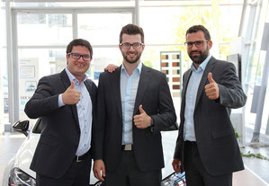 Geschäftsführer Thomas Fischer (l.) und  Volkswagen Teamleiter Daniel Fischer (r.)  sind stolz auf ihren ausgezeichneten  Verkaufsberater Bastian Schön (m.)