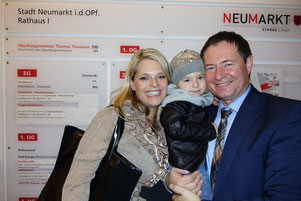 Oberbürgermeister Thomas Thumann mit Gattin Carolin und Tochter Valentina; Foto: Dr. Franz Janka
