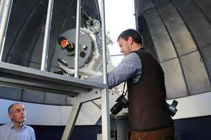 Foto: Philipp Englmann, Schnuchel Benedikt erklärt das Kuppelteleskop