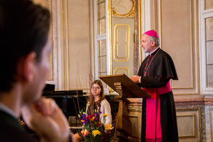 Der Eichstätter Bischof Gregor Maria Hanke hält auf dem Neujahrsempfang des Diözesanrats unter dem Leitgedanken „Nach vorwärts erinnern“ ein Grußwort. pde-Foto: Anita Hirschbeck