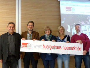 Peter Wernig von Auctores GmbH, Ralf Mützel, Amtsleiter Amt für Nachhaltigkeitsförderung, Stadträtin und Nachhaltigkeitsreferentin Ruth Dorner sowie Anita Dengel und Herbert Meier vom Bürgerhaus Neumarkt.