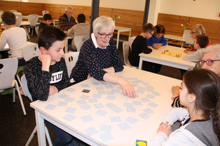 Mit großer Begeisterung spielten die Schüler der Bräugassenschule mit den GENiAL-Senioren bekannte und neue Brett-Spiele. Foto: Vera Finn