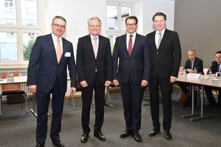 IHK-Hauptgeschäftsführer Dr. Jürgen Helmes (r.) mit dem neuen Vorsitzenden des IHK-Ausschusses International Thomas Hanauer (2. v. l.),Stellvertreter Thomas Ricker (2.v.r.) und IHK-Fachbetreuer Markus Huber (l.). Foto: Burdack 