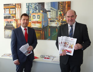 Kreisvorsitzender Landrat Willibald Gailler (r.) und BRK-Kreisgeschäftsführer Klaus Zimmermann (l.) Foto: Maier, BRK Neumarkt