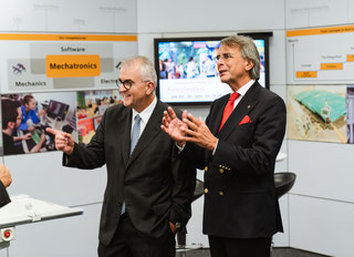 Standortleiter Alfred Koch (r.) und Regierungspräsident Axel Bartelt bei der Betriebsbesichtigung von Siemens Healthineers in Kemnath. (Foto: Siemens Healthineers) 