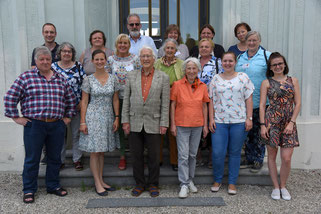Bild: Gruppenfoto der Teilnehmer des zweiten Moduls vor dem Tagungshaus der Diözese Eichstätt in Hirschberg.  Pde-Foto: Michael J. Dremel 