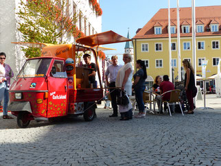 Foto (Ralf Mützel): Das Faire Café Mobil des Eine Welt Ladens Neumarkt war wieder während der Fairen Woche 2018 im Einsatz.