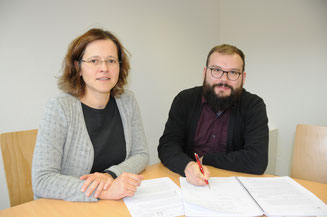 Zunehmend Hand in Hand wollen bei der Caritas Asylberaterin Angela Müller und Simon Kolbe vom Migrationsdienst für die Integration von zugewanderten Menschen arbeiten. (pde-Foto: Peter Esser/Caritas)