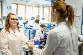 Gut für die Blutspende gewappnet ist derjenige, der seinen Personalausweis und Blutspenderausweis bei der Anmeldung vorlegt. Der Personalausweis ist seit Kurzem Pflicht, um zugelassen zu werden.  (Bild: BSD)
