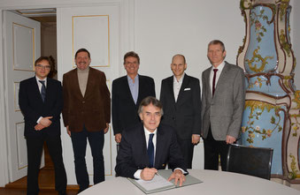 Regierungspräsident Axel Bartelt unterzeichnet die neue Inklusionsvereinbarung. Foto: Regierung der Oberpfalz/Stühlinger   